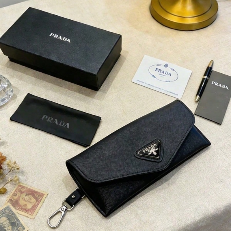 Luxury Bags Logo - Estojo de Óculos Prada em Couro